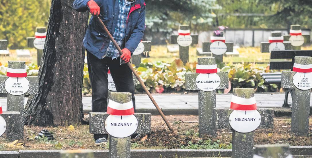 Z usług porządkowania grobów korzystają nie tylko osoby prywatne, ale i samorządy. Na zdjęciu prace prowadzone na Cmentarzu Bohaterów w Bydgoszczy.
