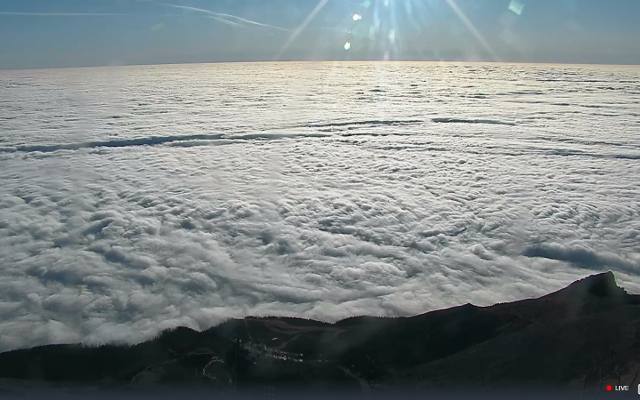 Wyjątkowe widoki w Tatrach. Morze chmur zalało tatrzańskie doliny. Za to górskie szczyty kąpią się słońcu [ZDJĘCIA]