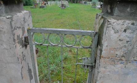 Rozpoczął się remont ogrodzenia wojennego cmentarza w Podgórzu