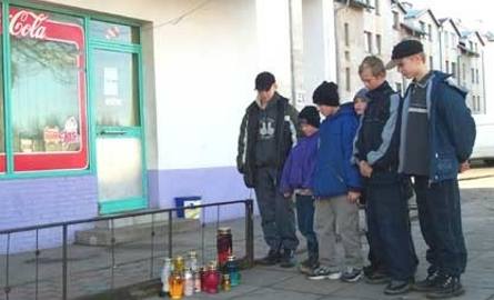 Jacek zginął przed barem przy ulicy Koszalińskiej.  Ludzie codziennie stawiają tu znicze