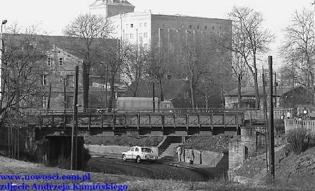 Młyny i stary wiadukt przy ul. Kościuszki pod koniec lat 60. ubiegłego wieku. Helena Grossówna urodziła się w domu z dwuspadowym dachem widocznym za