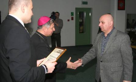 Jarosław Gajda (z prawej) właściciel piekarni był jednym z tych, którzy włączyli się w akcję. W środę odebrał podziękowania od prezydenta Radomia Andrzeja