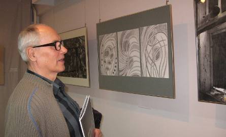 Z uwagą oglądał prace innycyh Witold Tomasz Kowalski, który sam ma też obraz na wystawie.