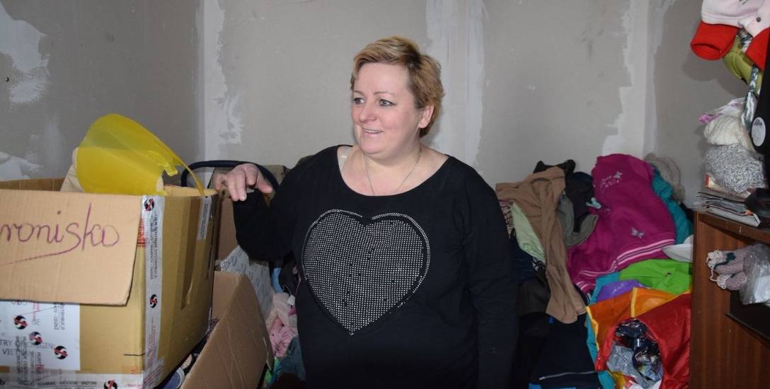 W jednym z pomieszczeń swojego domu Małgorzata urządziła magazyn „Arki”. W pudłach leżą prezenty od darczyńców - część z nich jest już posegregowana