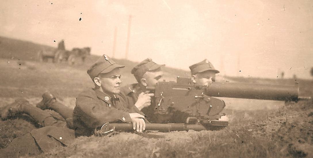 Na fotografii widać żołnierzy 67 Pułku Piechoty z C.K.M. wz.30. Oryginalny podpis pod zdjęciem „1 maj 1939 r. Brodnica”.