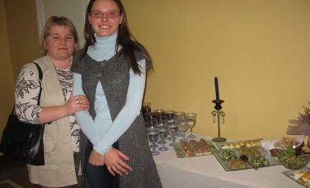 To bardzo ciekawa impreza – uznały jednogłośnie:  Beata Chojnacka, nauczycielka chemii ( z lewej) i uczennica, Daria Górka. Obok nic stół z daniami