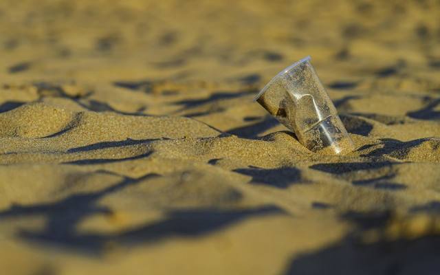 Coraz częściej mówi się o potrzebie rozprawienia się z problemem plastiku, który zalega na plażach.