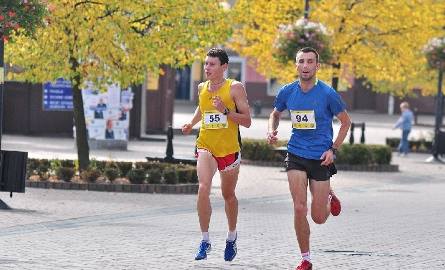 Walkę o zwycięstwo w biegu głównym stoczyli ze sobą Jakub Burghard (z prawej), były zawodnik Stali Mielec oraz Oleksandr Kiptach (z lewej) z Ukrainy
