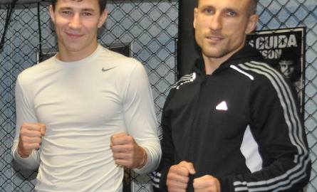Jakub Martys zajął drugie miejsce w Amatorskim Pucharze MMA, z prawej trener Brunon Sokołowski.