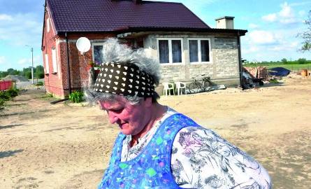 Mieczysława Kutyła mieszka naprzeciwko miejsca, w którym doszło do przerwania wału. Jej dom niemal cudem ocalał.