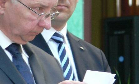 Podczas, gdy przemawiał Jarosław Kaczyński, poseł Krzysztof Lipiec zajęty był segregowaniem kartek z pytaniami od uczestników spotkania.