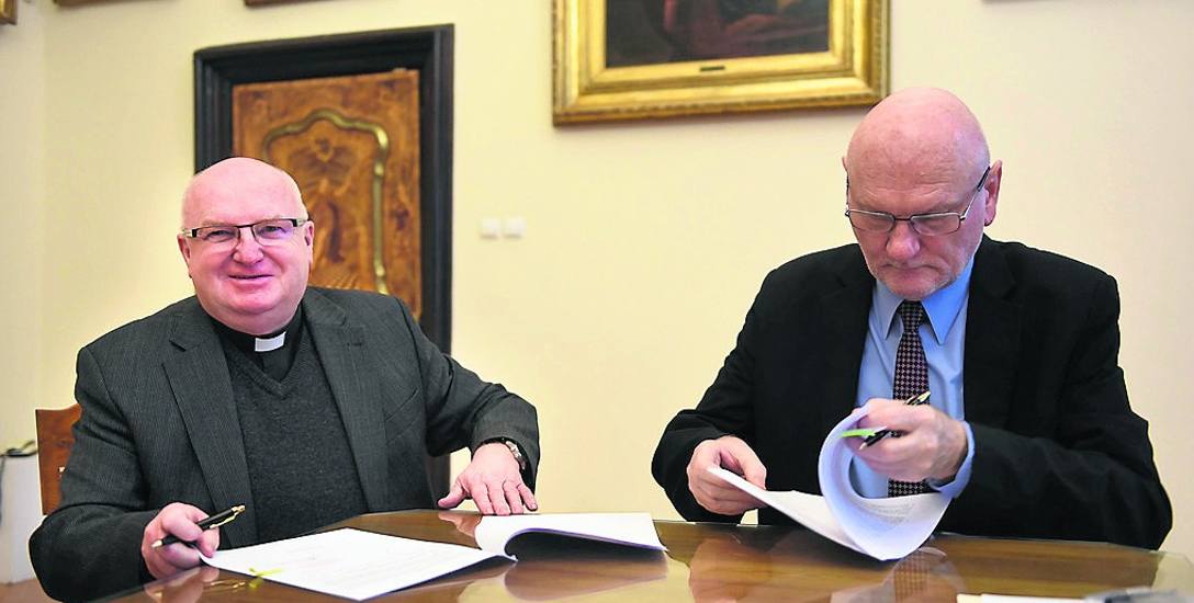 Tym razem ksiądz Marek Rumiński, proboszcz kościoła świętych Janów - na zdjęciu podpisujący umowę prezydentem Michałem Zaleskim -  nie będzie miał  tak