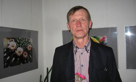 Krzysztof Zdanowicz ofiarował paniom świeże kwiaty oraz  kwiaty na fotografii