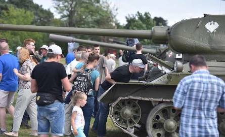 Miłośnicy militariów mogli dotknąć i zajrzeć w każdy zakamarek legendarnego czołgu T-34