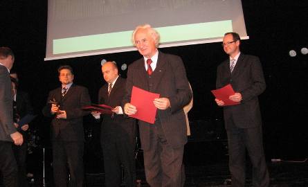 Laureatom gratulował Zdzisław Włodarski, emerytowany dyrektor szkoły muzycznej