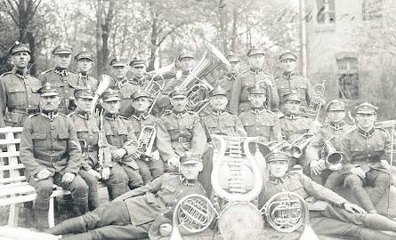 Wojskowe orkiestry (na zdjęciu orkiestra 8. Pułku Saperów) często umilały czas cywilom. W takich koncertach specjalizował się Park Cegielnia