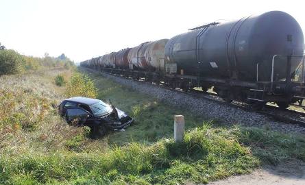 Gm. Bliżyn: Wypadek samochodu i pociągu. Dwie osoby ranne