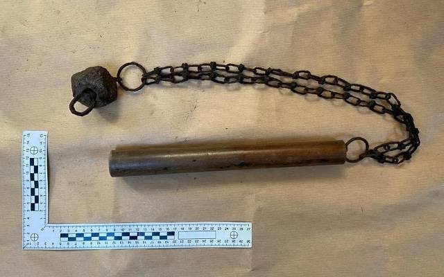 Małopolscy policjanci odzyskali przedmioty pochodzące nawet z czasów średniowiecza. Mężczyzna trzymał je na strychu