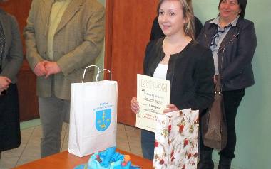 Dagmara Malesa ze swoją pracą konkursową i nagrodami za pierwsze miejsce.
