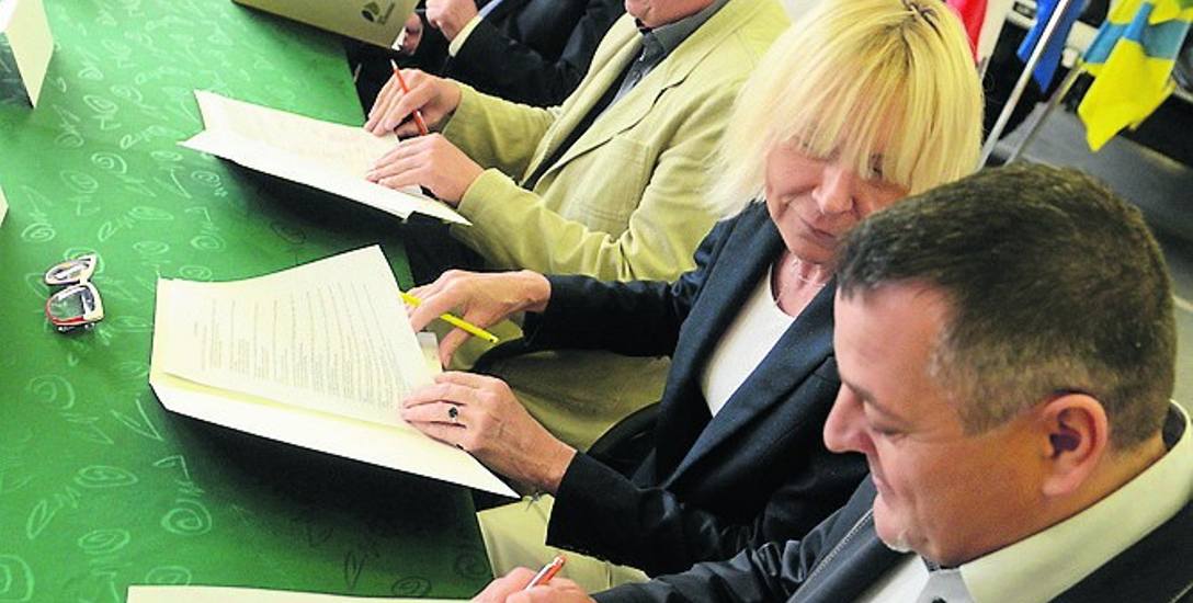 Wójtowie i burmistrzowie 9  gmin, starosta zielonogórski oraz komendant miejski straży pożarnej podpisują porozumienie