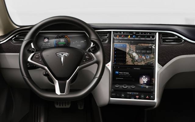 Tesla Model S: Co tym wszystkim steruje?