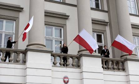 Odtworzony został epizod z 2 listopada 1918 roku, kiedy to na balkonie urzędu wywieszone zostały polskie flagi.