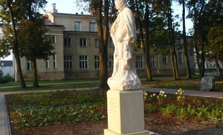 Pomnik Św. Stanisława Kostki stanął w przasnyskim parku