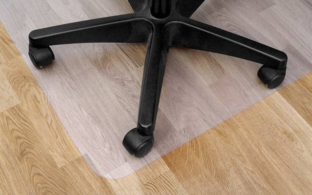 Przezroczysta podkładka z tworzywa sztucznego chroni podłogę przed zarysowaniem krzesłem.
