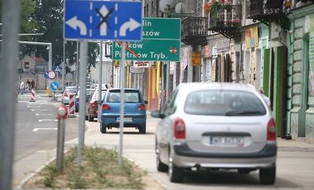 Zaraz za ulicą Winczewskich drogowcy ustawili znak zakazu zatrzymywania na Malczewskiego. Dotychczas parkujące tu samochody nie będą mogły już tu st