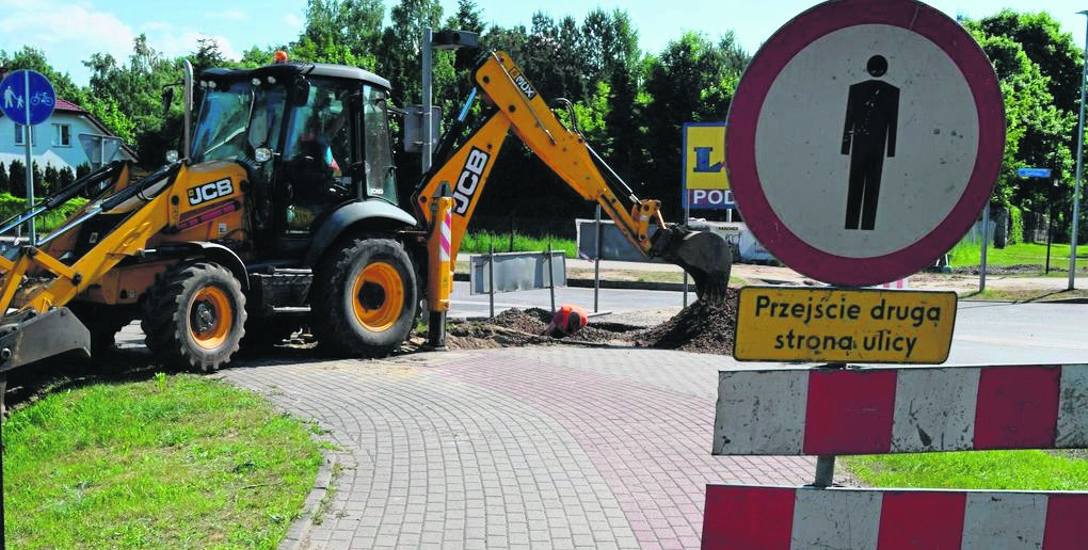 Trwają prace na skrzyżowaniu ulic Kościuszki i Karlińskiej. Stąd remont ruszy w stronę Trzesieki