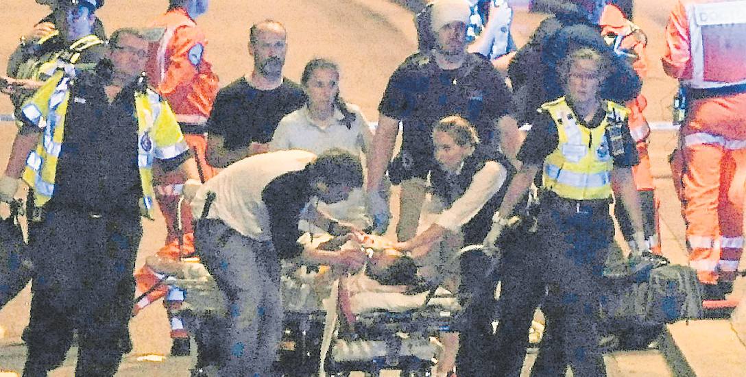Lekarze ewakuują rannych w zamachu, do którego doszło w nocy z soboty na niedzielę w Londynie.