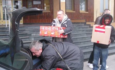 Ładowanie prezentów do samochodu, którym zostały one zawiezione do Baranowa Sandomierskiego, od lewej: trener Dariusz Szczubiał, dyrektor klubu Bogusław