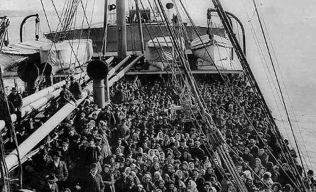 Spora grupa emigrantów z zaboru pruskiego dotarła do USA na pokładzie statku „Batavia”. W lipcu 1903 roku przywiózł on do Nowego Jorku 2584 osób!