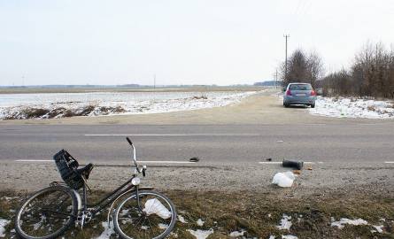 Śmiertelne potrącenie rowerzysty. Pięć godzin walki o życie. (zdjęcia)