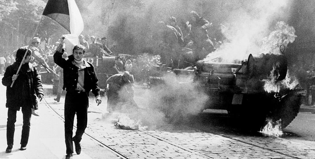 Charakterystyczny obrazek towarzyszący inwazji wojsk Układu Warszawskiego na Czechosłowację w sierpniu 1968 roku: czołgi obrzucane koktajlami Mołotowa