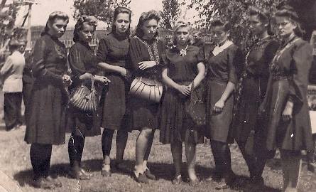Michniowianki na uroczystościach rocznicowych pacyfikacji Michniowa, 12 lipca 1945 roku, ze zbiorów