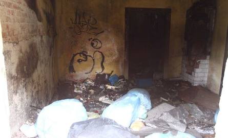 Wewnątrz zdewastowanego budynku znajduje się mnóstwo śmieci, które były już niejednokrotnie podpalane.