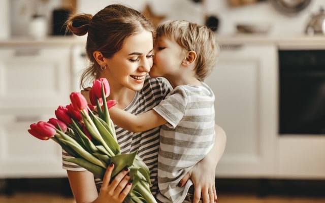 Wyjątkowe życzenia na Dzień Matki 2024. Czego życzyć mamie? Sprawdź najlepsze wierszyki i życzenia dla mam