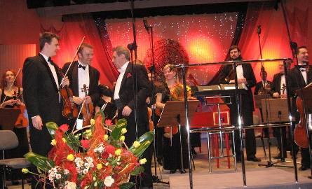 Maestro Enrique Batiz,  gratuluje gry w symfonii Haydna koncertmistrzowi, Lucjanowi Szałwińskiemu -  Bałwasowi i Marcinowi Kunickiemu.
