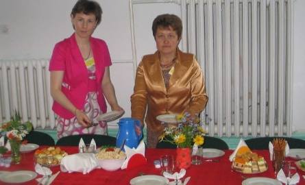 Na zgłodniałych uczestników czekały nauczycielki zawodu kucharz (od lewej) Monika Szwed i Maria Woźniak, które zachęcały do kosztowania przygotowanych