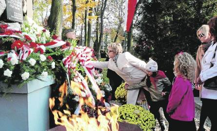 Kwiaty przed pomnikiem  złożyli również przedstawiciele najmłodszych sandomierzan - przedszkolaki.