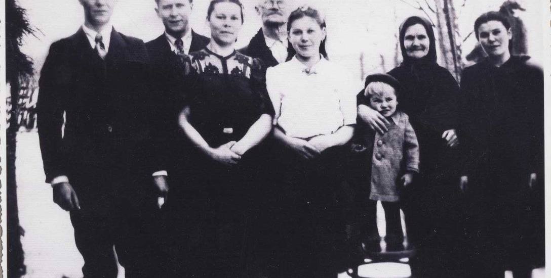 Wanda Kobylańska (w białej bluzce), mama pani Małgorzaty, z rodzicami i rodzeństwem. Jako jedyna z rodziny przeżyła masakrę 28 lutego 1944 roku