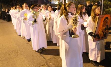 Uczestnicy procesji niosący relikwie świętych ubrani byli w białe alby, podstawowy strój w liturgii.