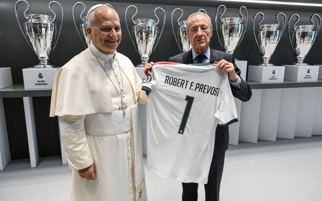 Papież Leon XIV na Bernabeu. Kibicuje Realowi, otrzymał prez