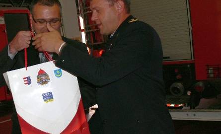 Z okazji 50-lecia zawodowego pożarnictwa w Tarnobrzegu bryg. Andrzej Babiec przekazał Kamilowi  Kalince, wicedyrektorowi WORD  okolicznościowy preze