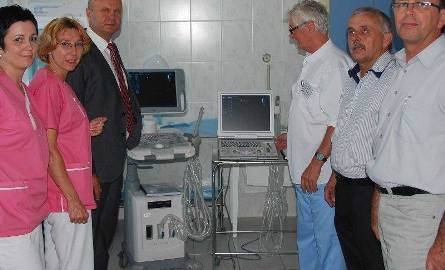 Drugi aparat USG ufundowały szpitalowi władze powiatu włoszczowskiego. Na zdjęciu starostowie Dariusz Czechowski i Zbigniew Matyśkiewicz.