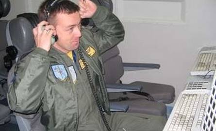 Kapitan Grzegorz Dimitrewski - „Dymek” jest jednym z ośmiu polskich żołnierzy latających AWACS-ami. Na pokładzie wszyscy noszą jednakowe mundury, natomiast