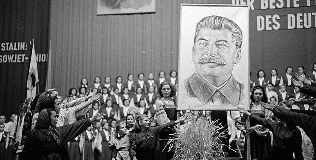 Portret Stalina na jednej z propagandowych imprez w NRD