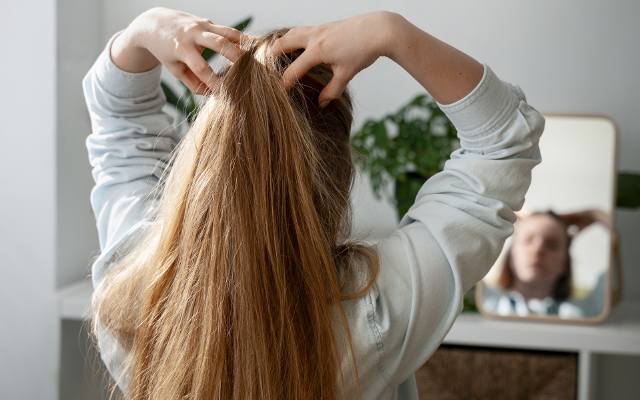 Banalnie prosty sposób na piękne włosy. Poznaj trend, który podbija TikToka. Hair cycling to zabieg skuteczny i tańszy od wizyty u fryzjera