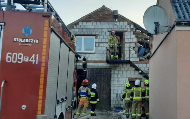 Wybuch pieca w domu jednorodzinnym w Feliksowie. Trwa akcja służb ratowniczych